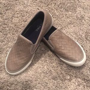 Women’s slip on tennis shoes